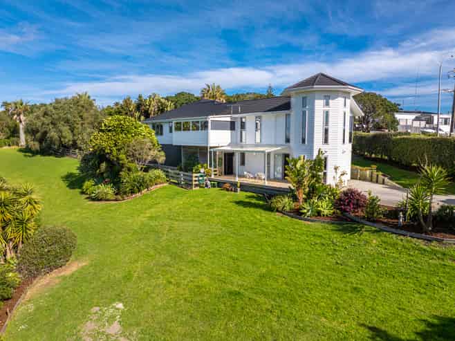 1/4 Roberts Road, Matakatia