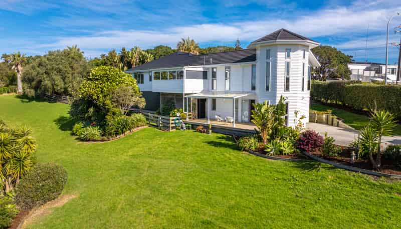 1/4 Roberts Road, Matakatia