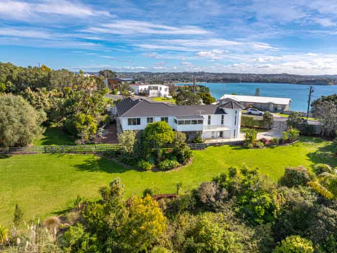 1/4 Roberts Road, Matakatia