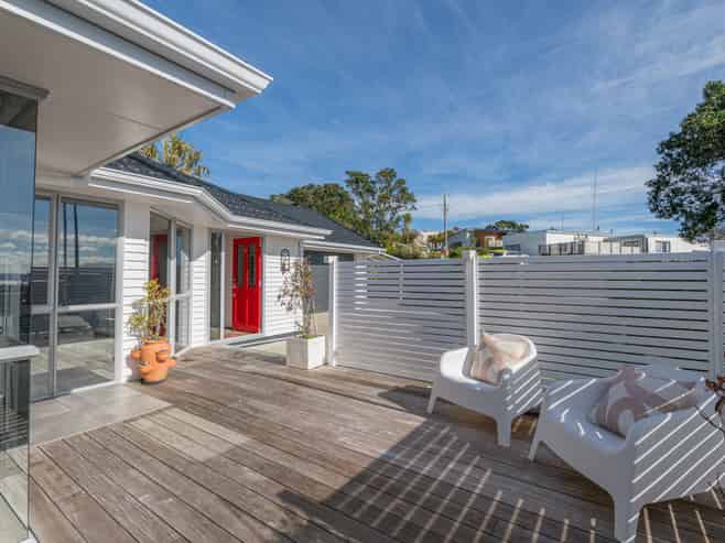 1/4 Roberts Road, Matakatia