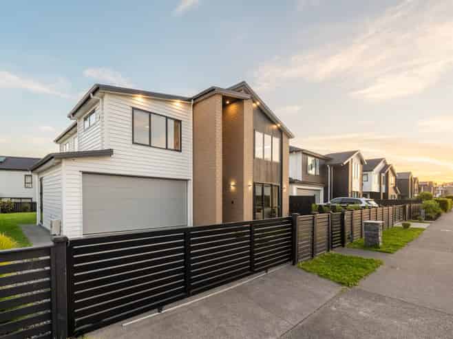 20 Headsail Drive, Long Bay