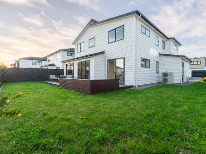 20 Headsail Drive, Long Bay