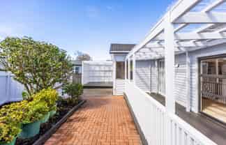1042 Great North Road, Point Chevalier