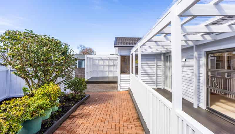 1042 Great North Road, Point Chevalier