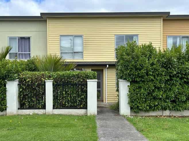 33/11 Ray Small Drive, Papakura