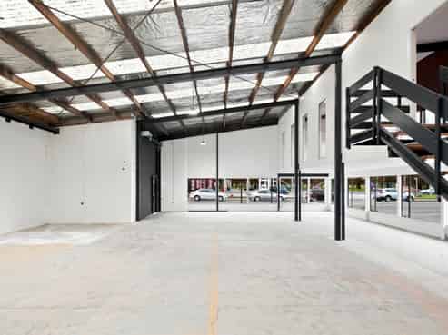 High-profile Showroom/warehouse