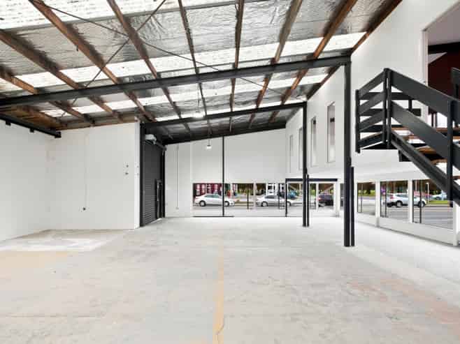 High-profile Showroom/warehouse
