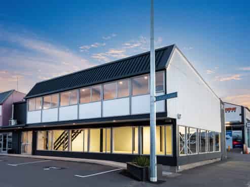 High-profile Showroom/warehouse