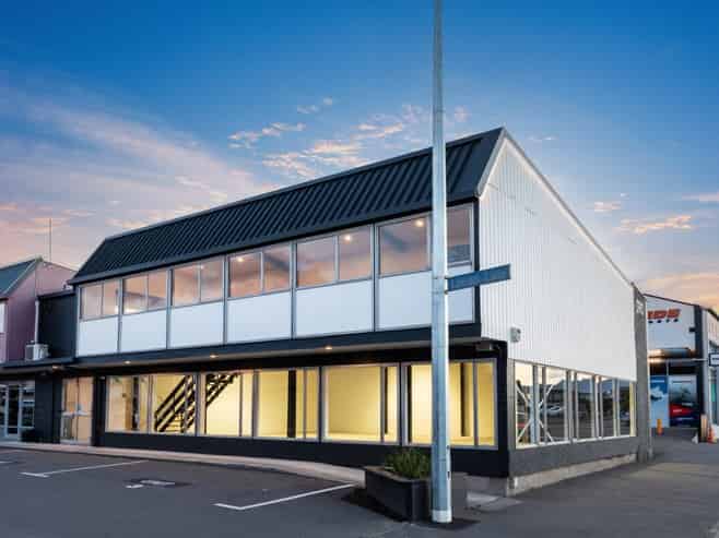 High-profile Showroom/warehouse