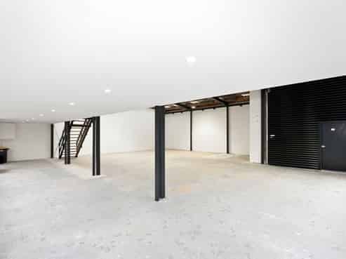 High-profile Showroom/warehouse
