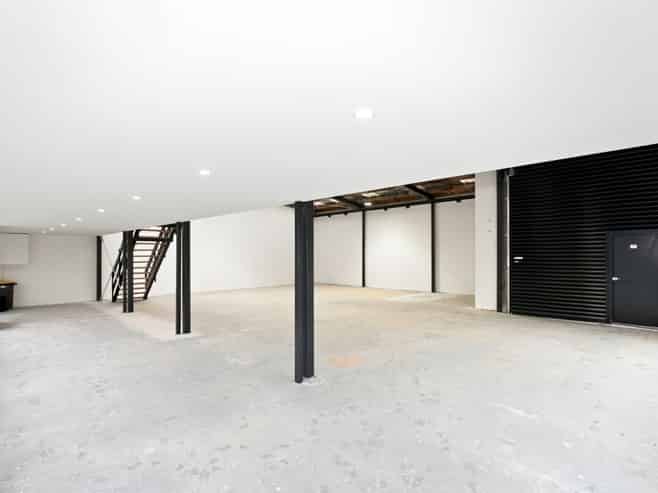 High-profile Showroom/warehouse