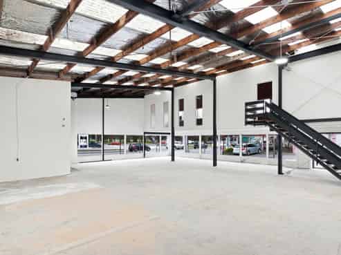 High-profile Showroom/warehouse