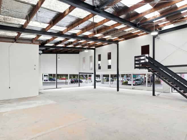 High-profile Showroom/warehouse