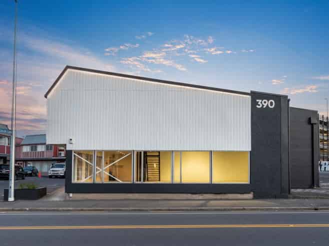High-profile Showroom/warehouse