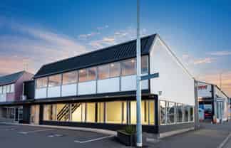 High-profile Showroom/warehouse