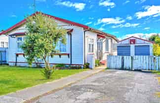 906 Willowpark Road North, Mayfair