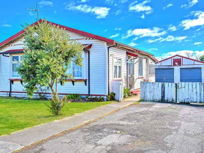 906 Willowpark Road North, Mayfair