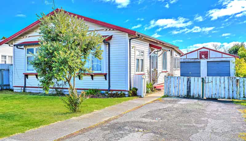906 Willowpark Road North, Mayfair
