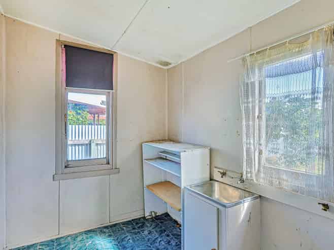 906 Willowpark Road North, Mayfair