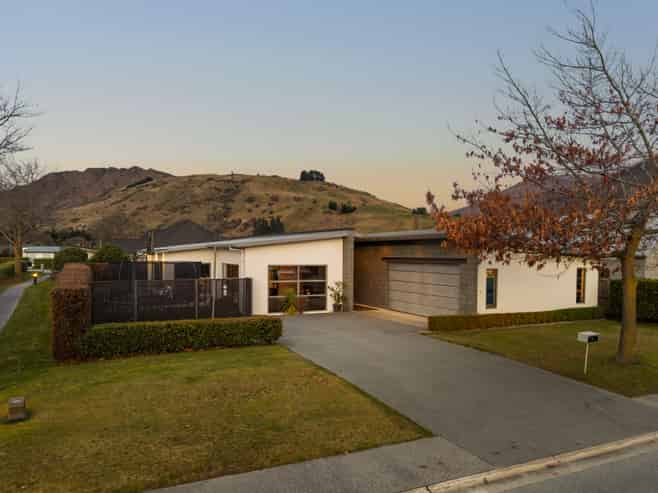 9 Haddows Place, Lake Hayes Estate