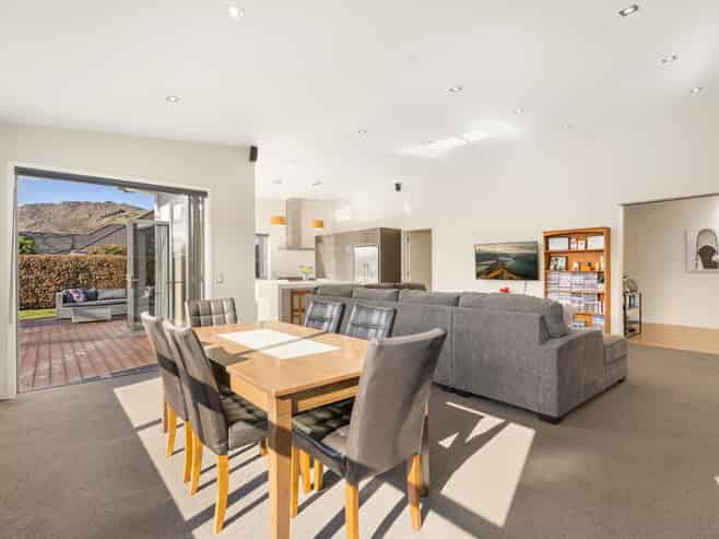 9 Haddows Place, Lake Hayes Estate