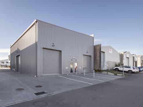 Modern Mount industrial - invest or occupy