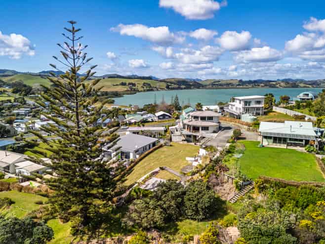 54 Peninsula Parade, Hihi