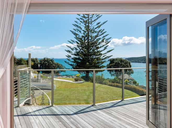 54 Peninsula Parade, Hihi