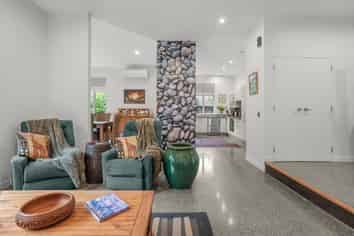 18 Meadowbank Drive, Belmont