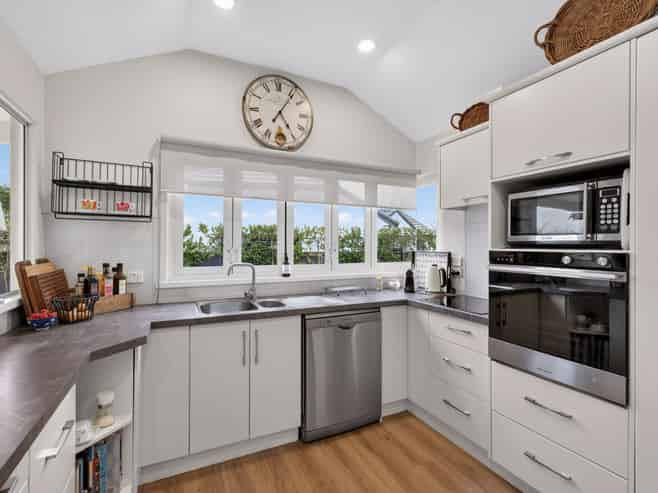 8 Phoenix Place, Havelock North