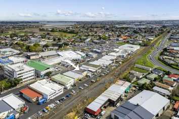 VACANT POSSESSION – DUAL INCOME OPPORTUNITY   45 O'Shannessey Street, Papakura