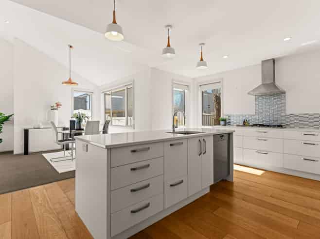 139 Edgeware Road, Saint Albans