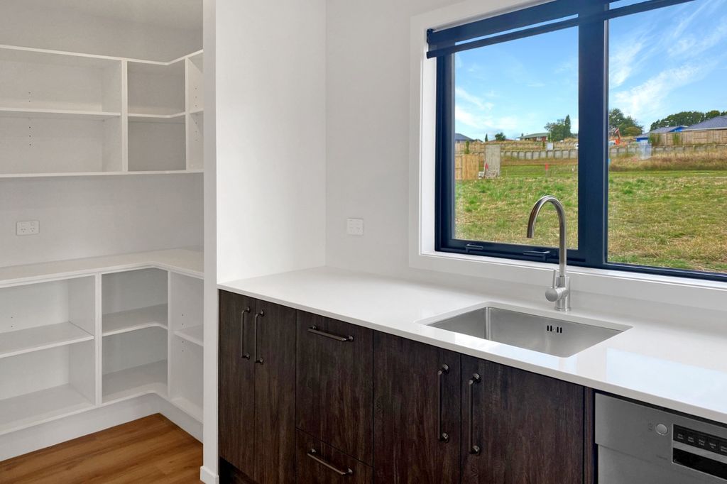 WAIKATO - TE AWAMUTU - 6 BEDROOMS 3