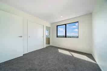2/16 Hewlett road, Massey