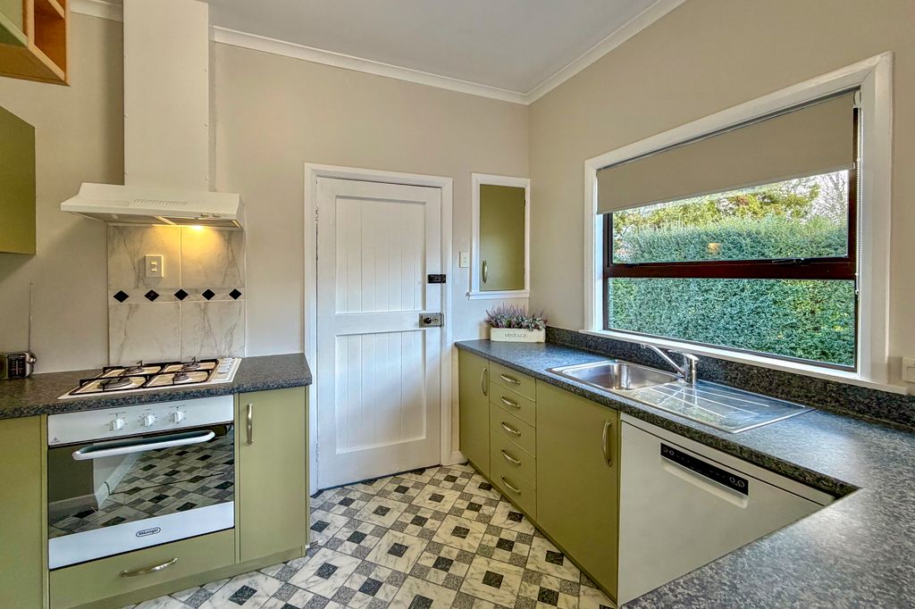 Art Deco Opportunity - All Offers Considered 5
