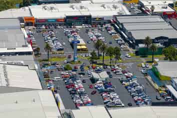 PRIME 607M² CORNER RETAIL IN MANUKAU SUPA CENTA

