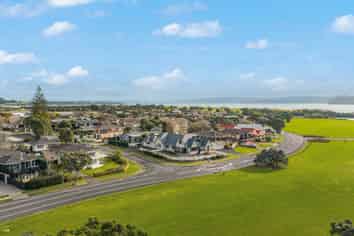 81 Kiwi Esplanade, Mangere Bridge