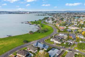81 Kiwi Esplanade, Mangere Bridge