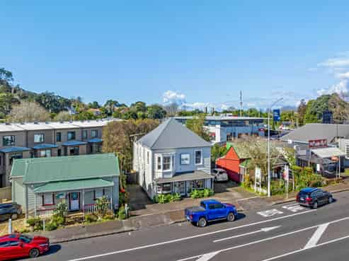 RARE FREEHOLD INVESTMENT - LIVE / WORK INCOME
