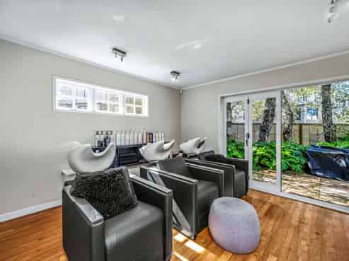 RARE FREEHOLD INVESTMENT - LIVE / WORK INCOME
