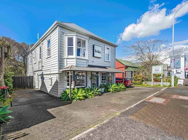 RARE FREEHOLD INVESTMENT - LIVE / WORK INCOME
