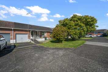 2/21 Kings Road, Panmure