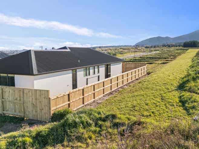 20 Wharariki Rise, Wharewaka