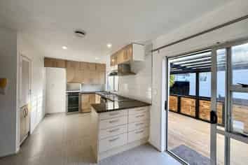 2/144 bradbury Road, Botany Downs