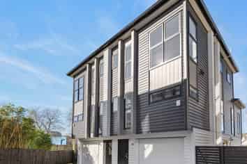 8/16 Woodford Avenue, Henderson