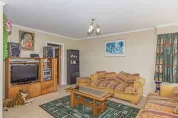 1088 High Street, Taita
