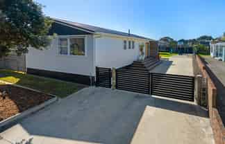 4 Robert McKeen Street, Otaki Beach