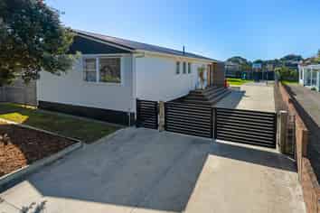 4 Robert McKeen Street, Otaki Beach