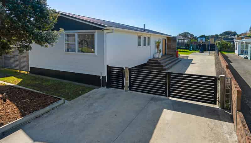 4 Robert McKeen Street, Otaki Beach