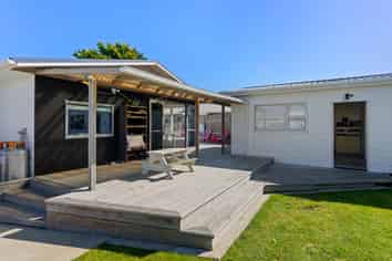 4 Robert McKeen Street, Otaki Beach